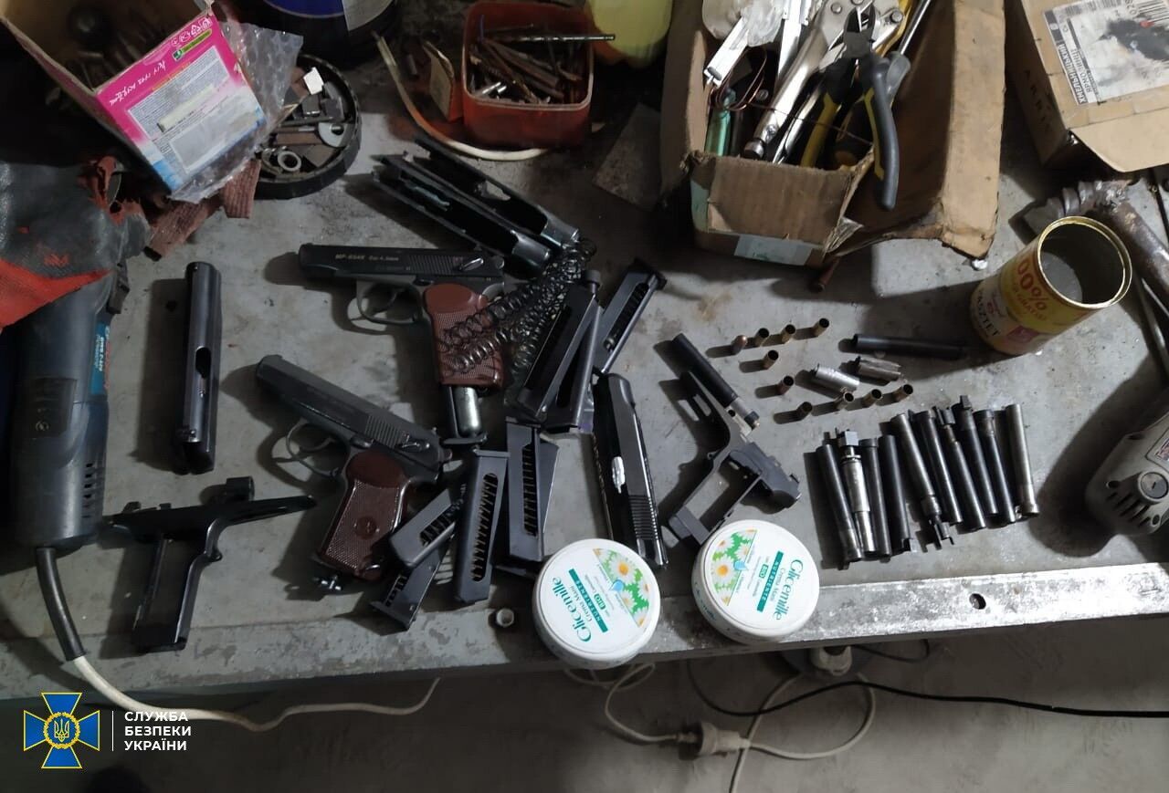 На Хмельниччині СБУ блокувала діяльність підпільних цехів з виготовлення вогнепальної зброї (відео)