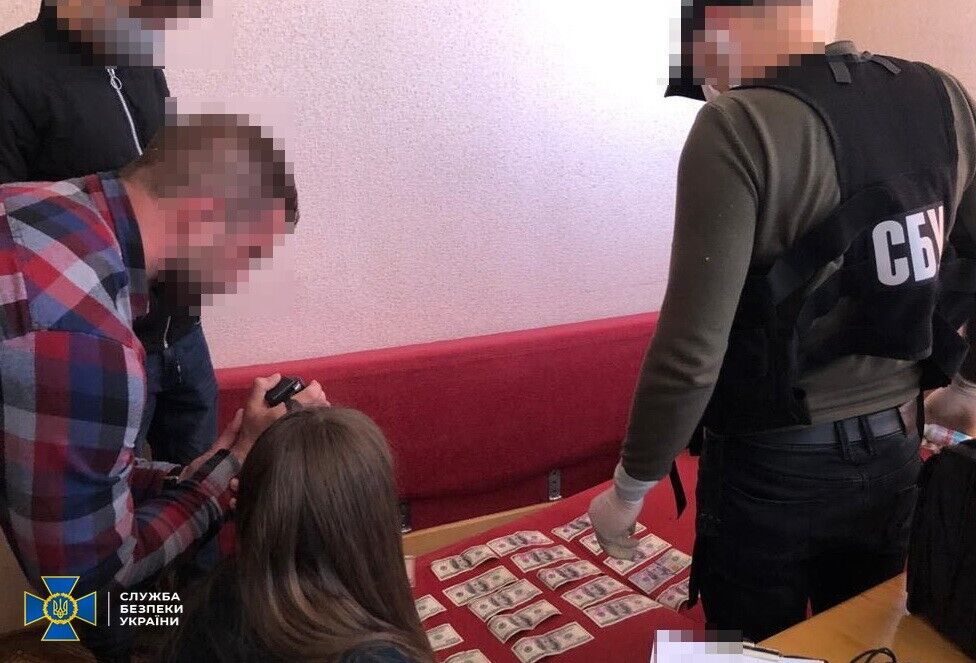 Посадовця державної виконавчої служби викрила на хабарі СБУ в Черкасах