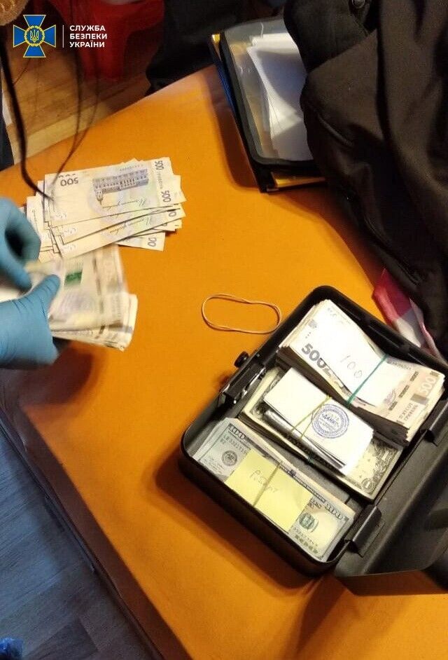 На Луганщині СБУ викрила на корупції начальна відділу превенції Нацполіції та двох патрульних (відео)