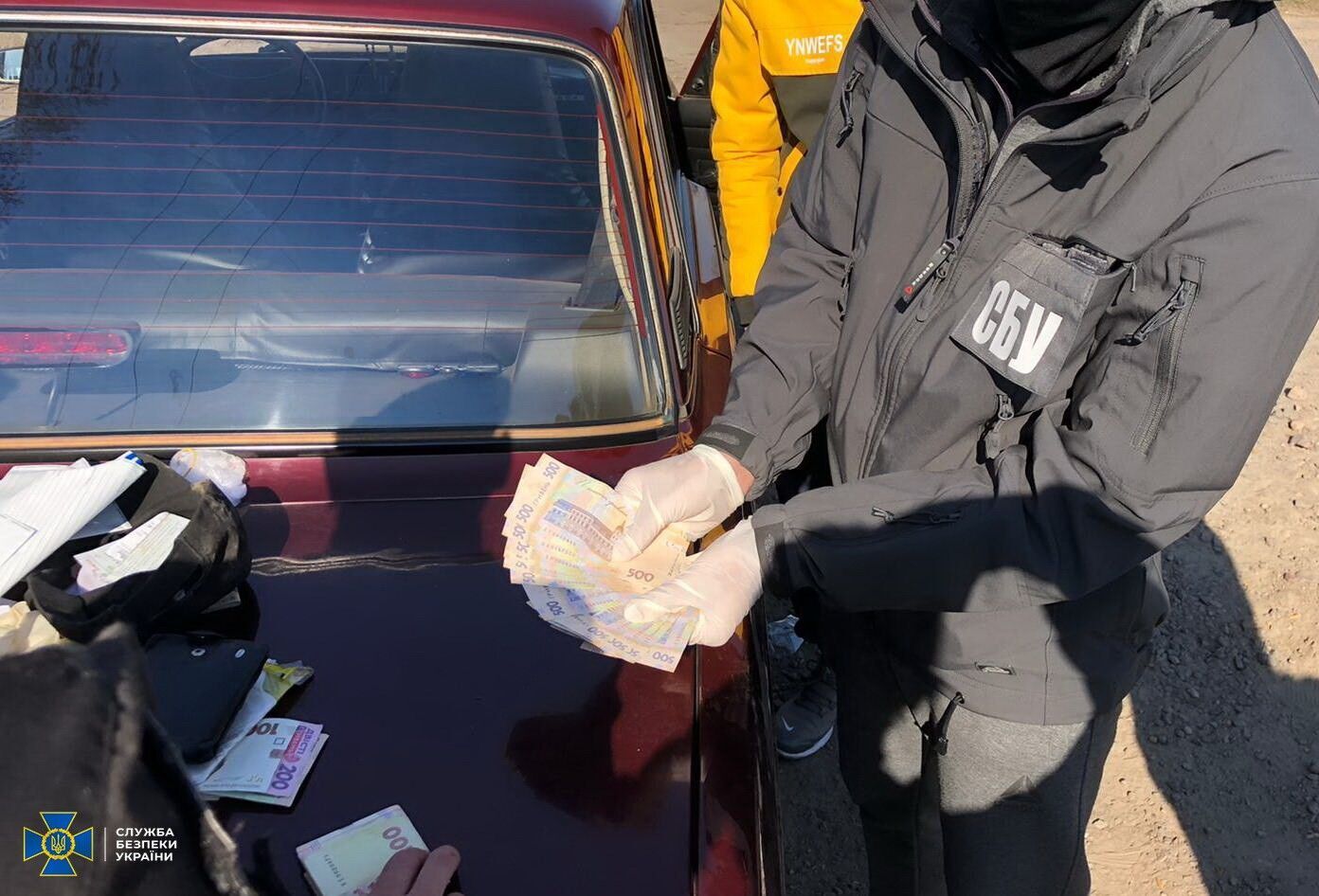 На Житомирщині СБУ викрила на хабарі одного із керівників райвідділення Нацполіції та адвоката