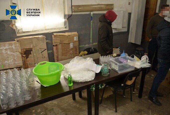 У Дніпрі та Івано-Франківську СБУ блокувала підпільне виробництво неякісних контрафактних дезінфікуючих засобів