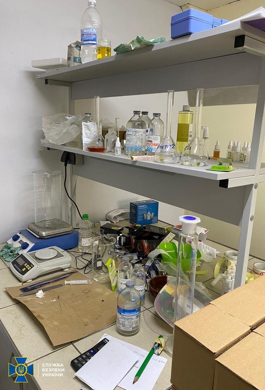 У Дніпрі та Івано-Франківську СБУ блокувала підпільне виробництво неякісних контрафактних дезінфікуючих засобів
