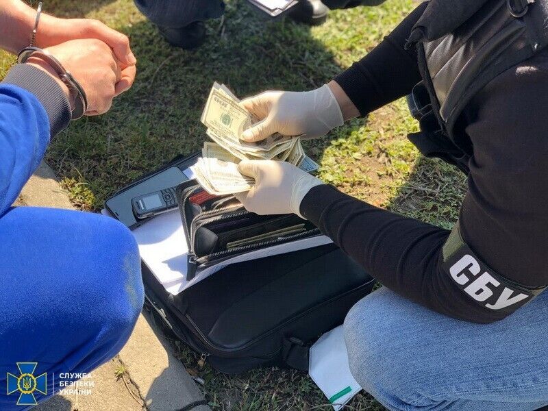 На Харківщині СБУ викрила на хабарі чиновника Державної міграційної служби