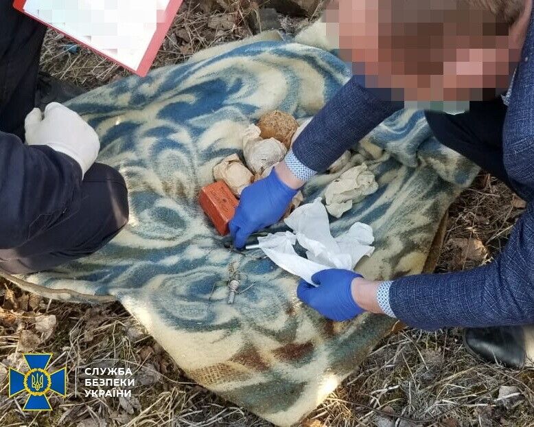 На Львівщині СБУ виявила схованку з військовими засобами ураження