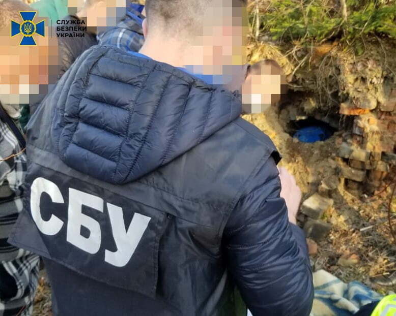 На Львівщині СБУ виявила схованку з військовими засобами ураження