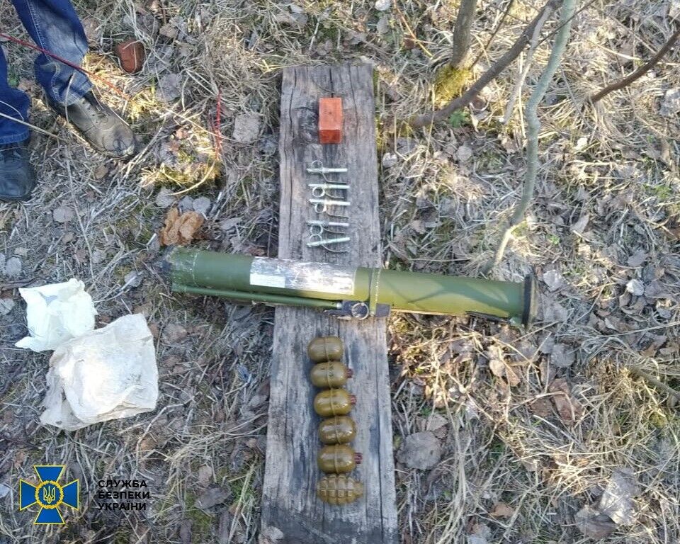 На Львівщині СБУ виявила схованку з військовими засобами ураження