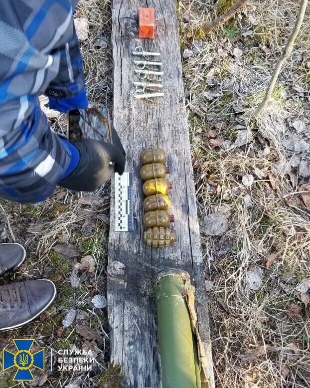 На Львівщині СБУ виявила схованку з військовими засобами ураження