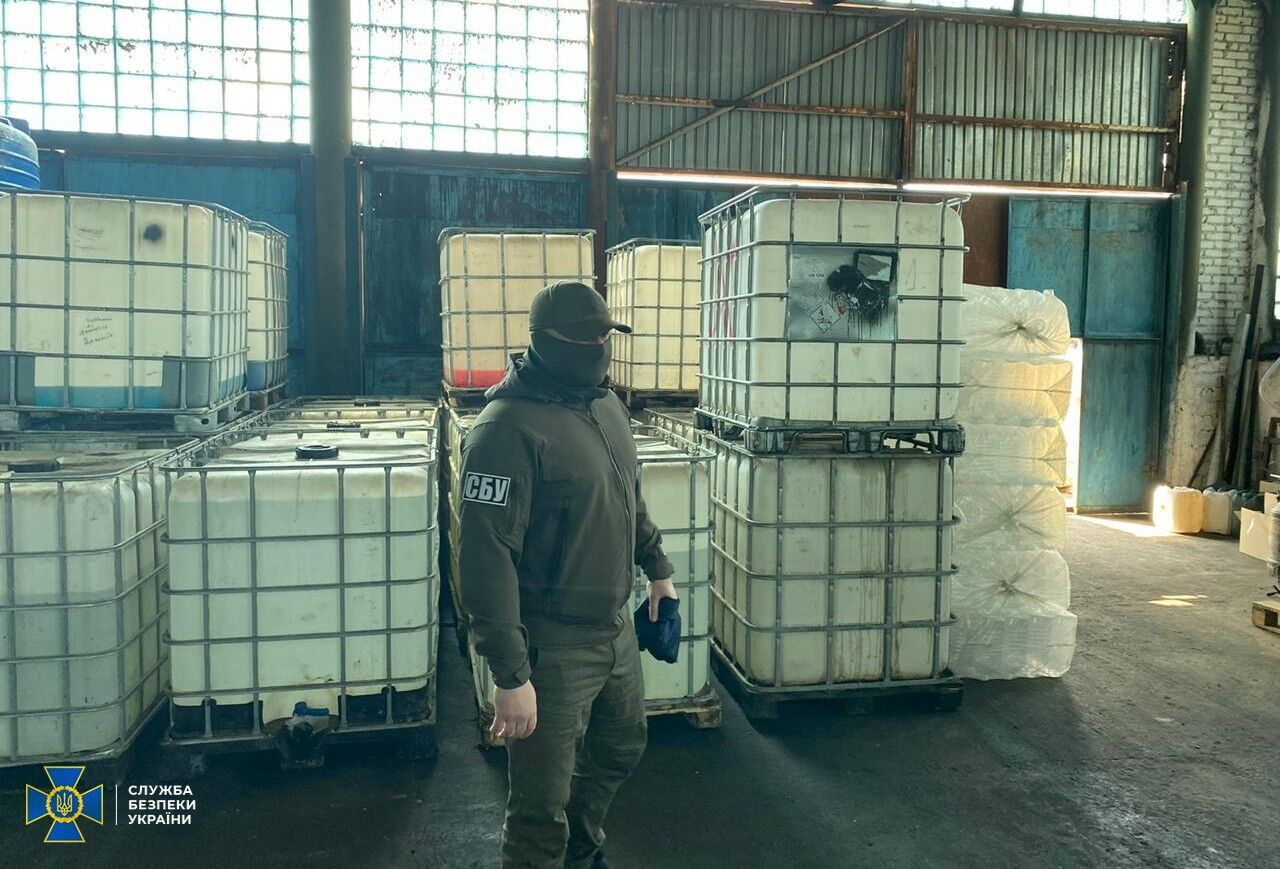 На Київщині військова контррозвідка СБУ виявила масштабне підпільне виробництво та реалізацію неякісних дезінфікуючих засобів, зокрема структурам Міноборони