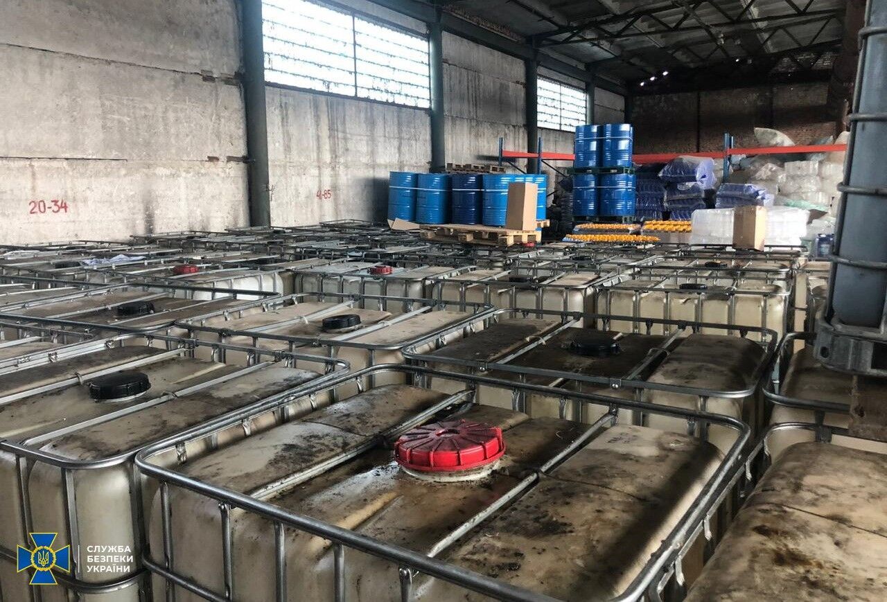 На Київщині військова контррозвідка СБУ виявила масштабне підпільне виробництво та реалізацію неякісних дезінфікуючих засобів, зокрема структурам Міноборони