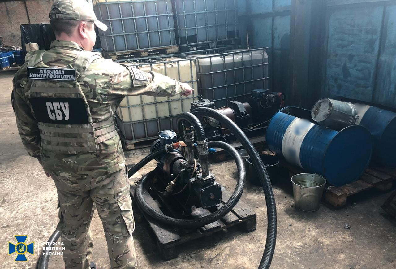 На Київщині військова контррозвідка СБУ виявила масштабне підпільне виробництво та реалізацію неякісних дезінфікуючих засобів, зокрема структурам Міноборони
