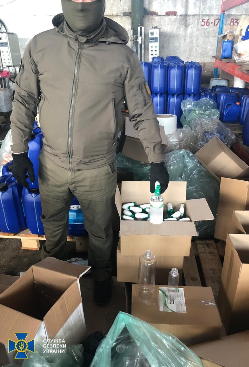 На Київщині військова контррозвідка СБУ виявила масштабне підпільне виробництво та реалізацію неякісних дезінфікуючих засобів, зокрема структурам Міноборони