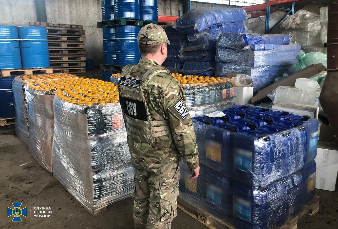 На Київщині військова контррозвідка СБУ виявила масштабне підпільне виробництво та реалізацію неякісних дезінфікуючих засобів, зокрема структурам Міноборони