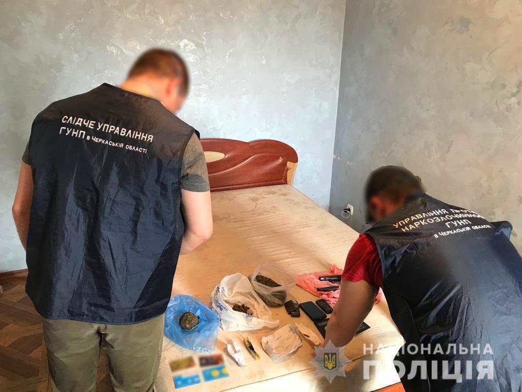 На Черкащині у двох іноземців поліцейські виявили зброю та понад півкілограма наркотиків