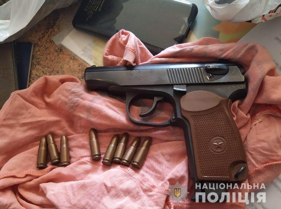 На Черкащині у двох іноземців поліцейські виявили зброю та понад півкілограма наркотиків
