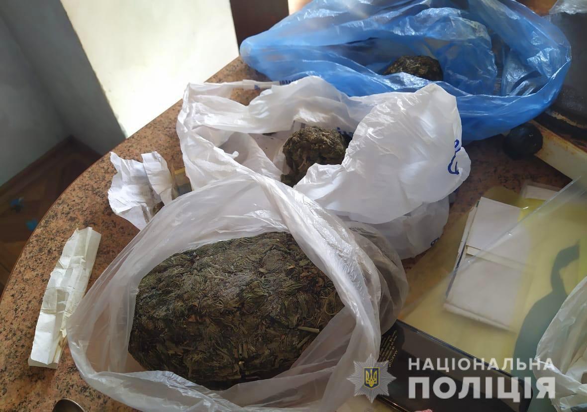 На Черкащині у двох іноземців поліцейські виявили зброю та понад півкілограма наркотиків