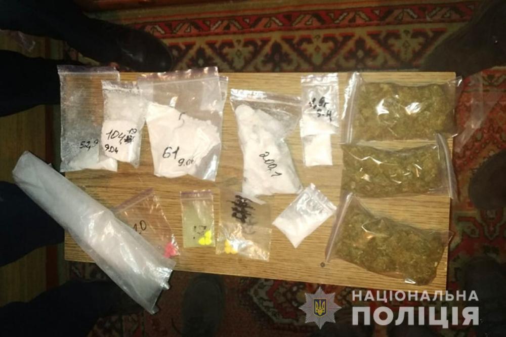 На Черкащині поліцейські виявили у наркозбувача наркотиків на суму близько 300 тисяч гривень