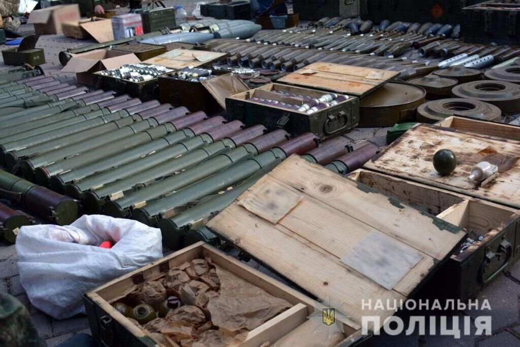 Поліцейські Донеччини знешкодили склади з тисячами боєприпасів
