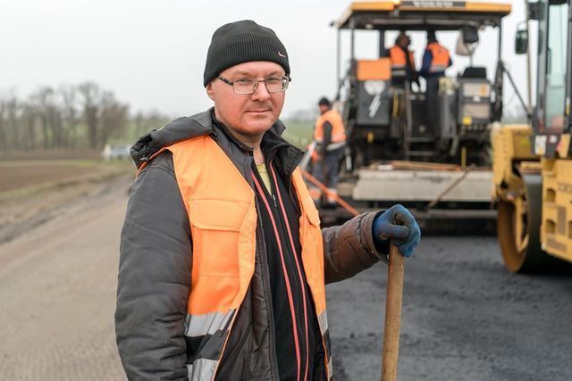Лица «Великого будівництва»: Юрий Голик показал реальных людей, которые строят инфраструктуру по всей стране