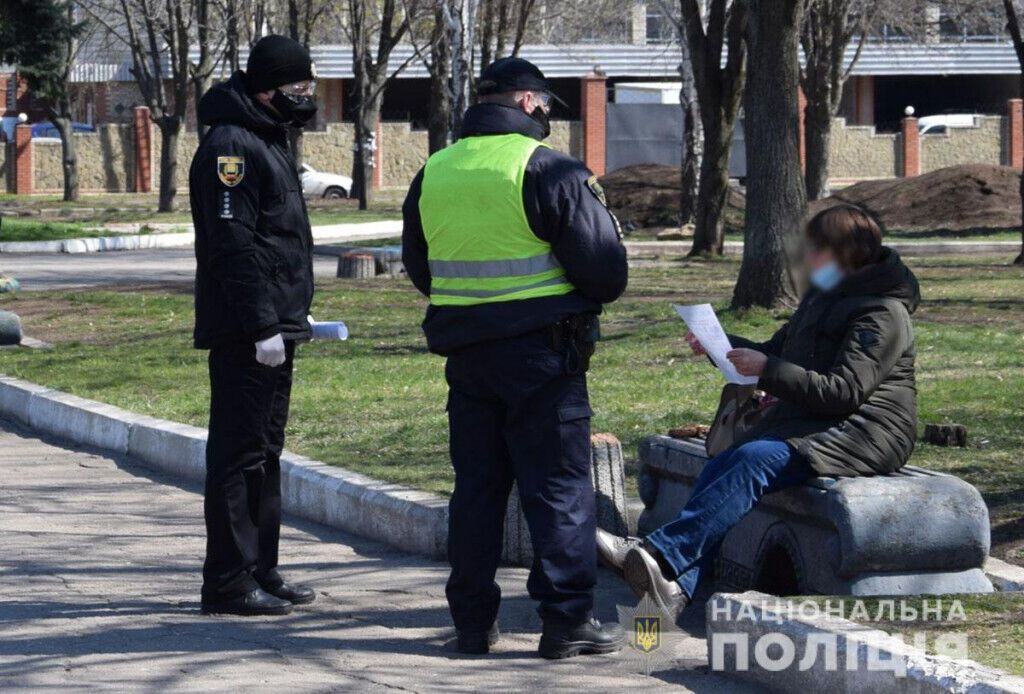 Поліцейські Донеччини проводять масштабну профілактичну кампанію у зв’язку з посиленням карантинних заходів