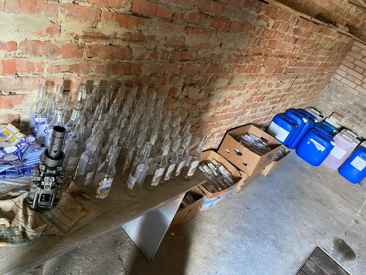 На Сумщині припинено діяльність підпільного цеху з виготовлення алкоголю (ФОТО)