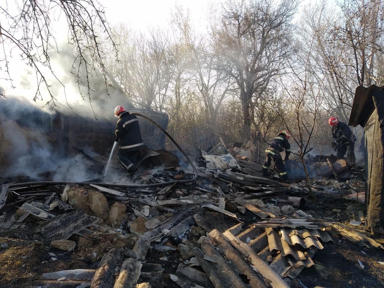 На Донеччині вогнеборці врятували чоловіка під час пожежі в садовому будинку