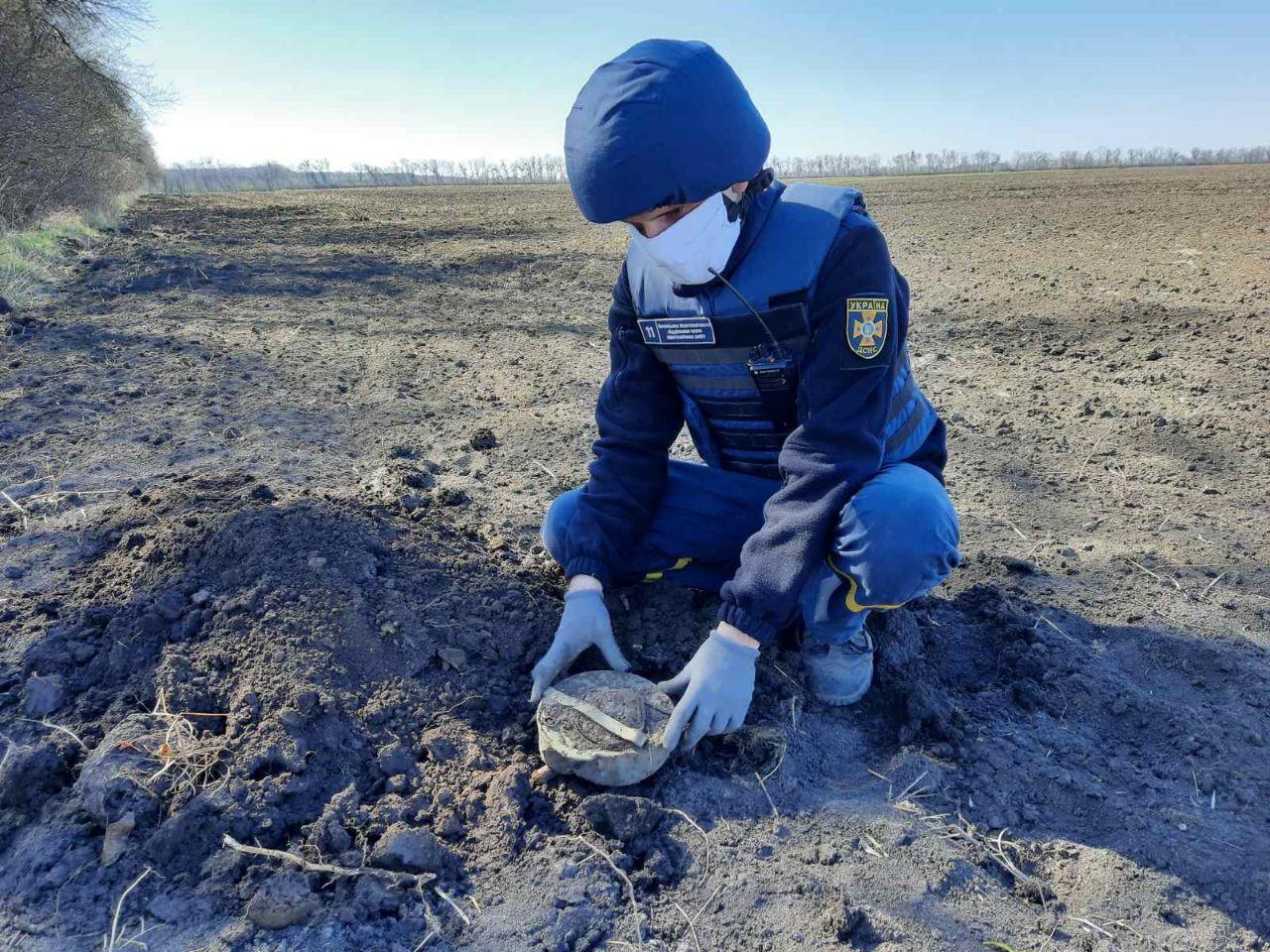 Кіровоградська область: піротехніки ДСНС знищили 2 вибухонебезпечні предмети часів Другої світової війни