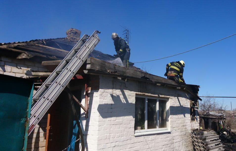 На Сумщині рятувальники ліквідували масштабну пожежу на території приватного домоволодіння (ВІДЕО)