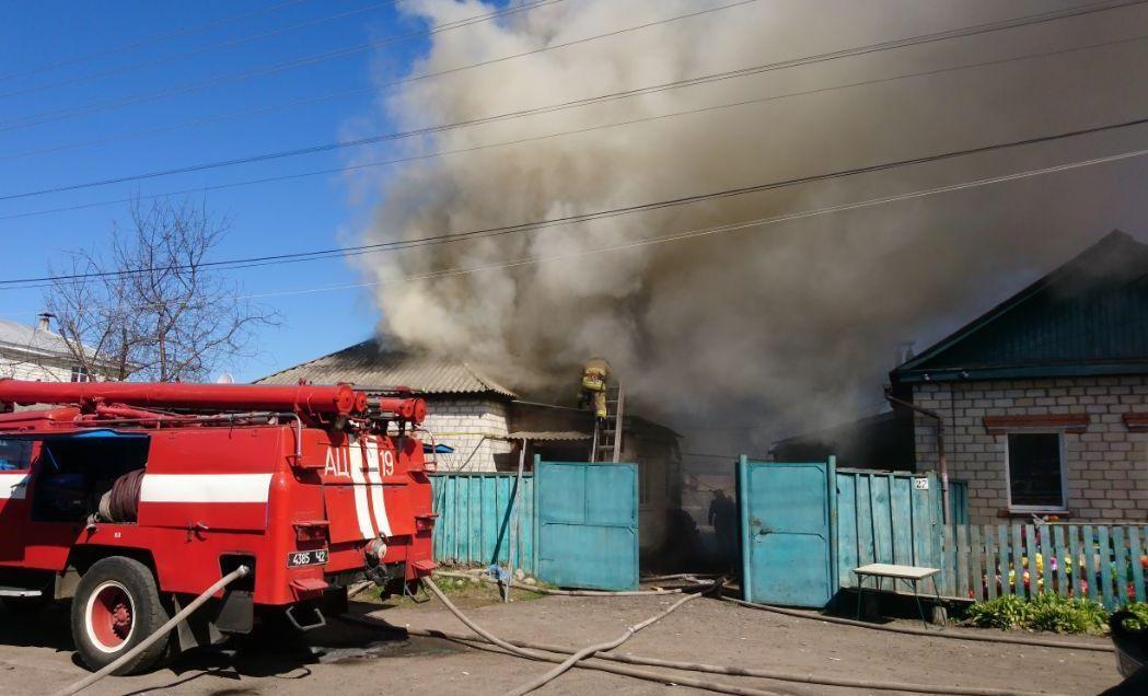 На Сумщині рятувальники ліквідували масштабну пожежу на території приватного домоволодіння (ВІДЕО)
