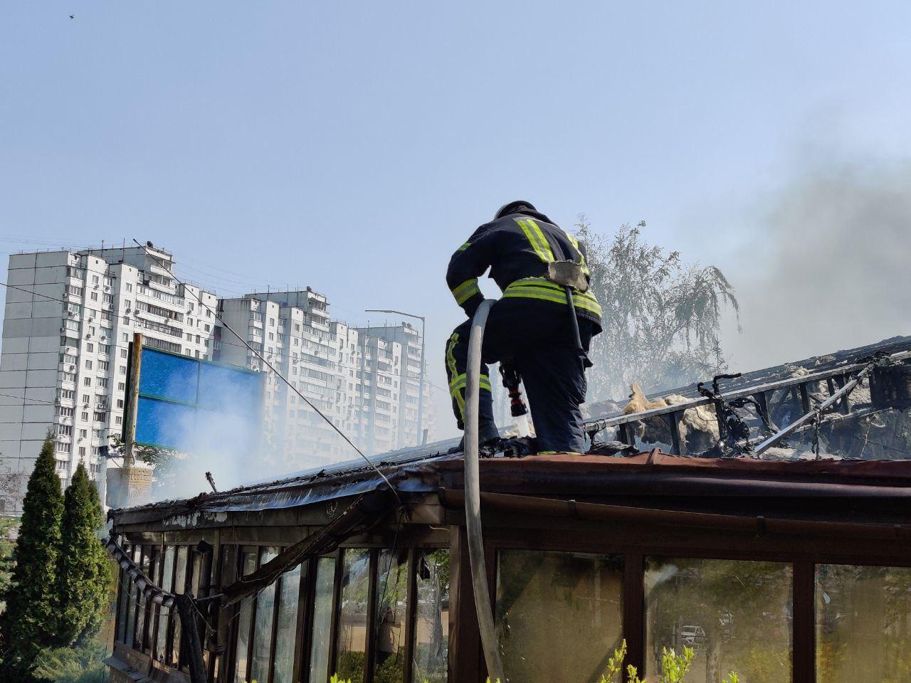 м. Київ: столичні вогнеборці ліквідували пожежу в закладі громадського харчування