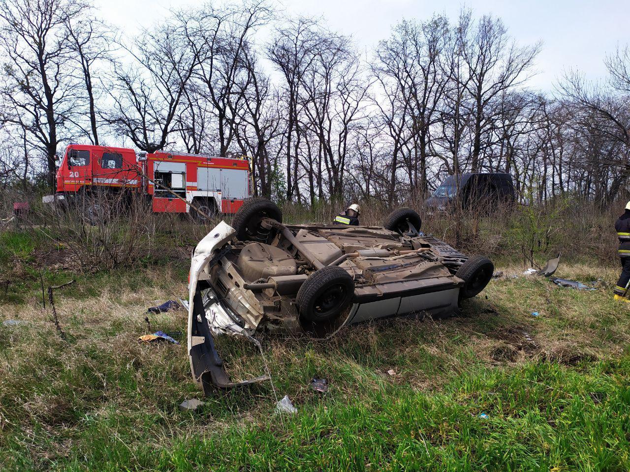 Кіровоградська область: рятувальники вивільнили чоловіка з автомобіля, який потрапив у ДТП