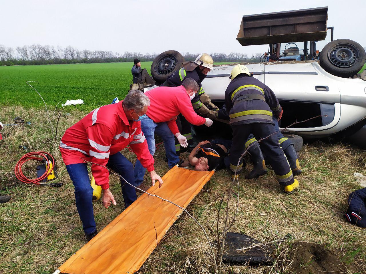 Кіровоградська область: рятувальники вивільнили чоловіка з автомобіля, який потрапив у ДТП