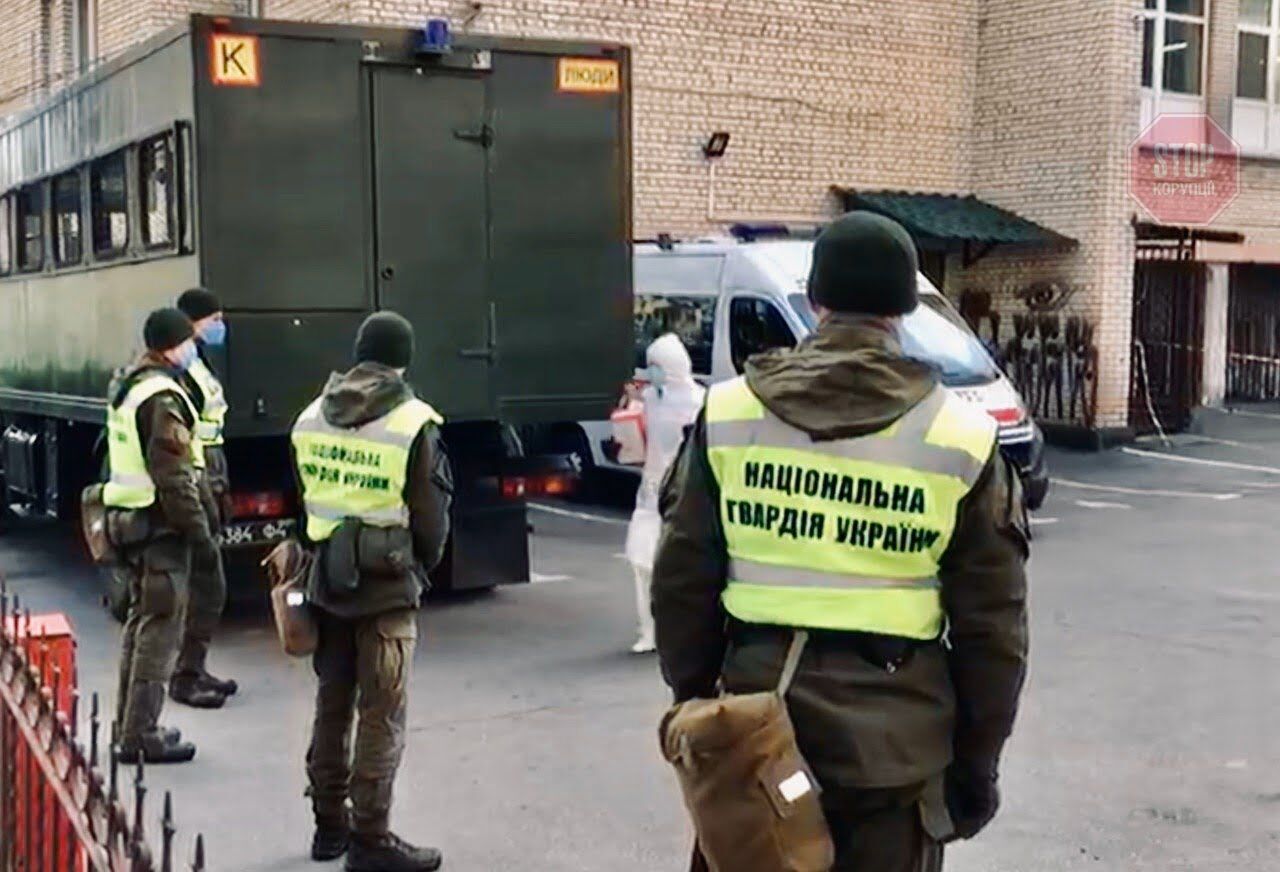 Нацгвардия возле гостиницы ''Козацкий'' Фото: Стопкор