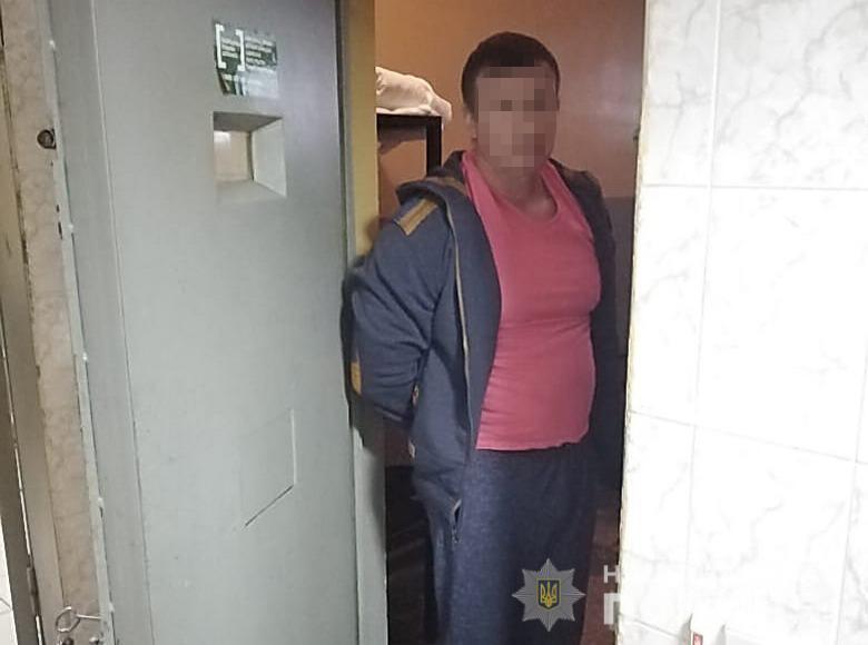 Столичні поліцейські затримали чоловіка, який напав на знімальну групу телеканалу у Гідропарку