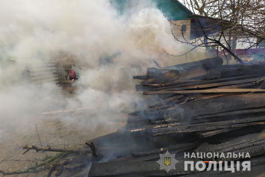 На Уманщині поліцейський офіцер громади допоміг родині ліквідувати пожежу