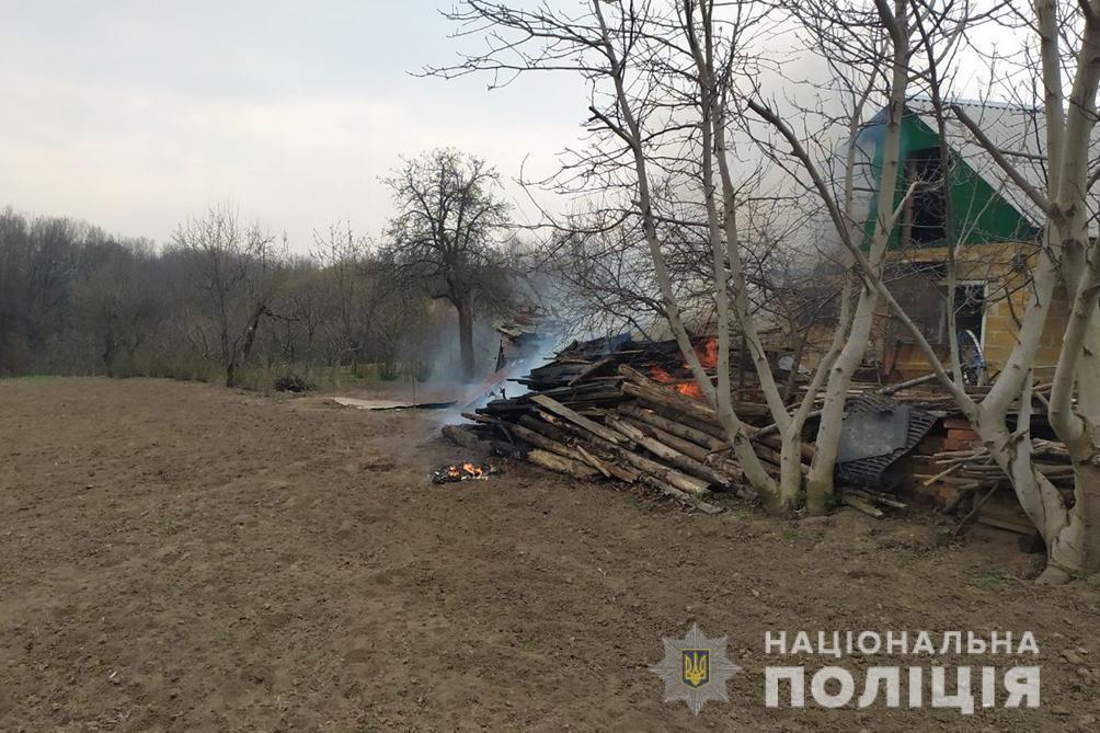 На Уманщині поліцейський офіцер громади допоміг родині ліквідувати пожежу