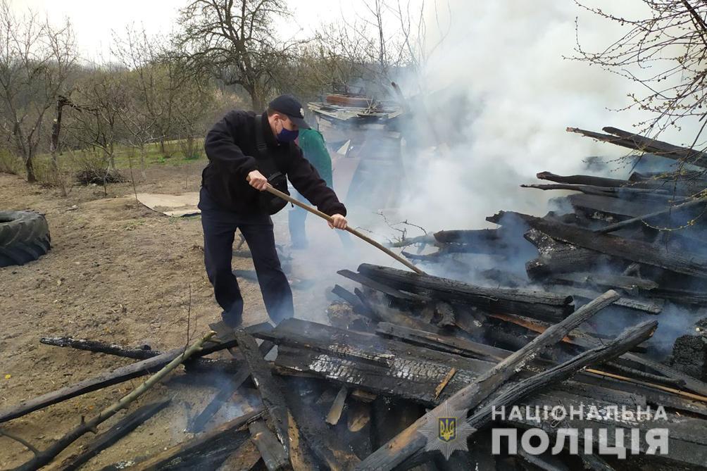 На Уманщині поліцейський офіцер громади допоміг родині ліквідувати пожежу