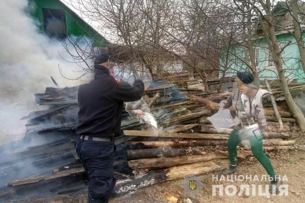 На Уманщині поліцейський офіцер громади допоміг родині ліквідувати пожежу