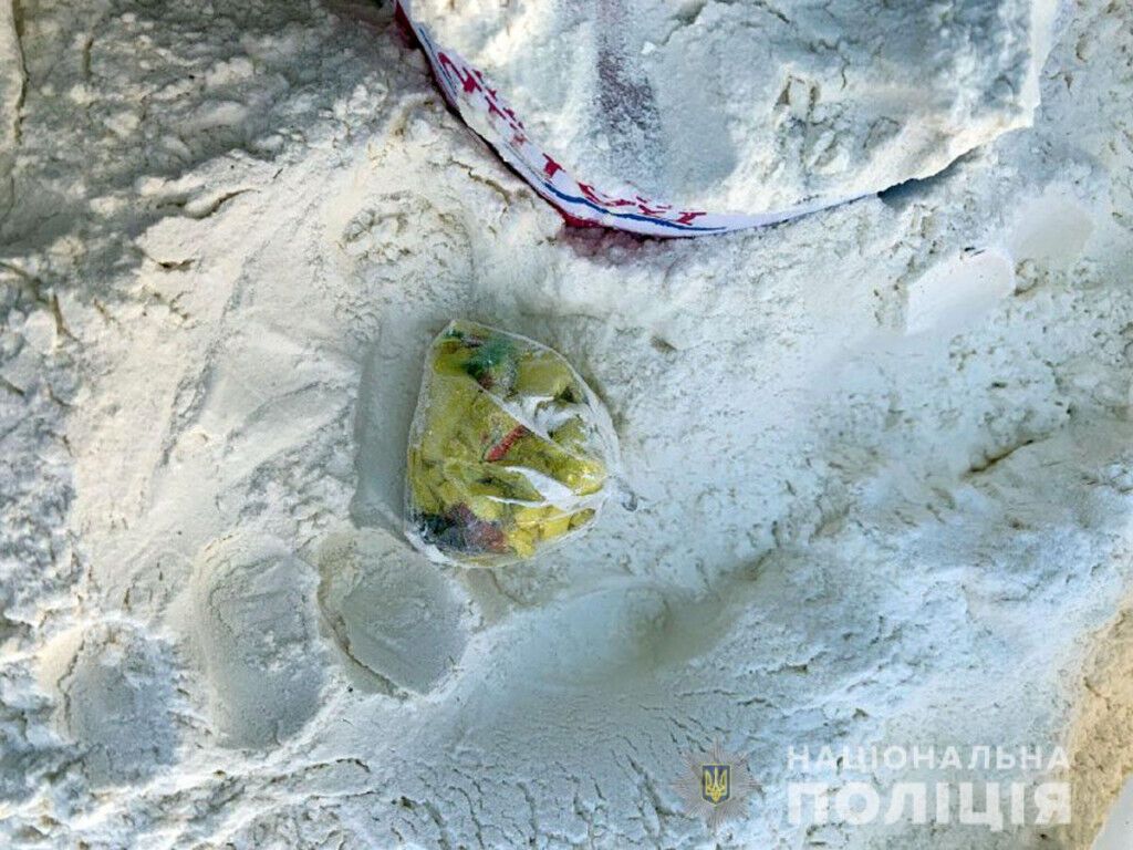 Поліцейські Маріуполя викрили жінку, яка ховала у продуктах згортки з метадоном