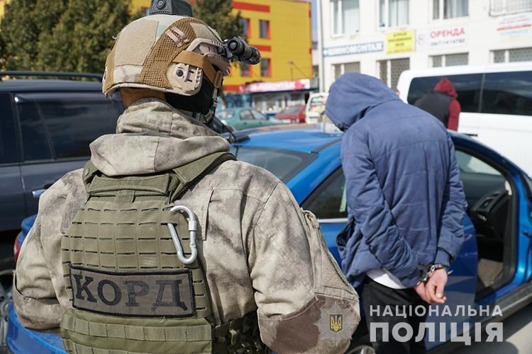 Тернопільські правоохоронці затримали двох чоловіків за вимагання коштів у місцевого підприємця
