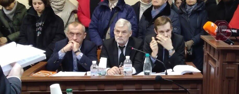 Сергій Целовальник (у центрі) з адвокатами в суді 6 лютого 2020 року Фото: Наші гроші