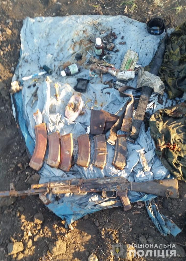 На Луганщині правоохоронці виявили колишнього бійця НЗФ «Призрак» та зроблений ним схрон зі зброєю і боєприпасами