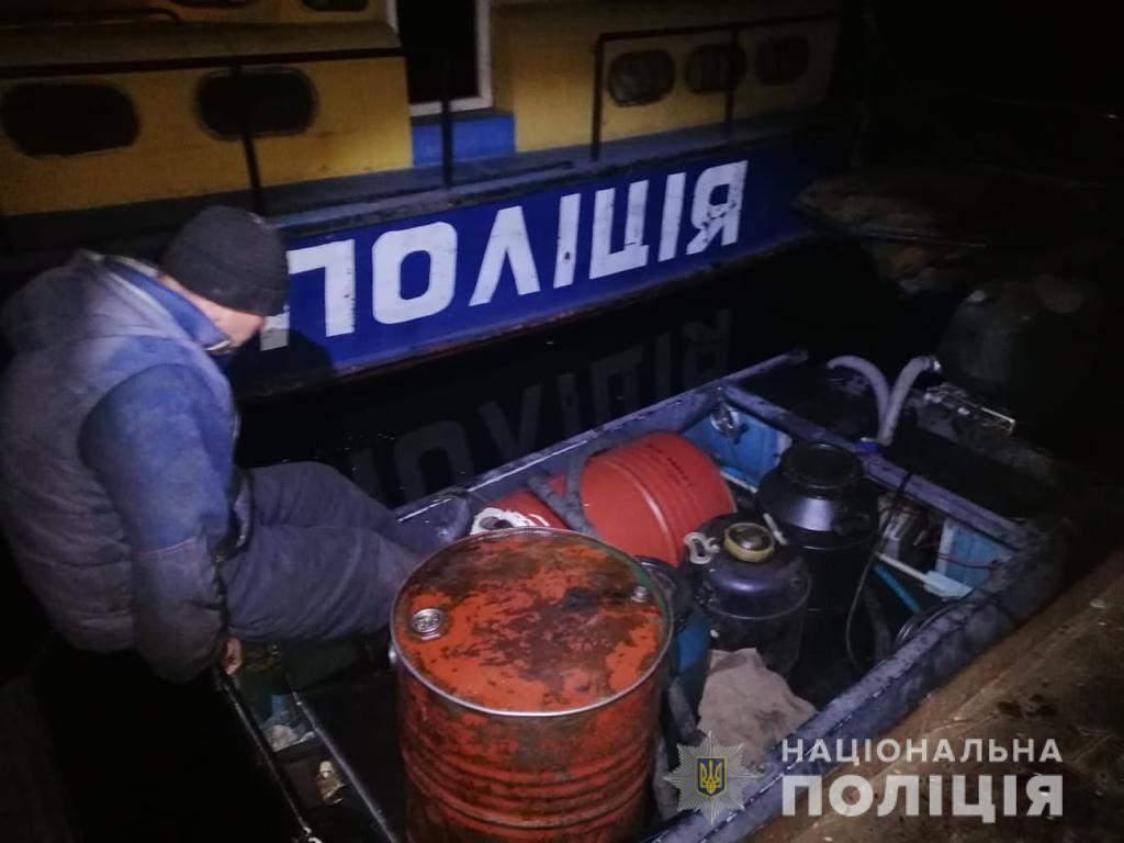 Водні поліцейські Херсонщини затримали крадія пального з кораблів