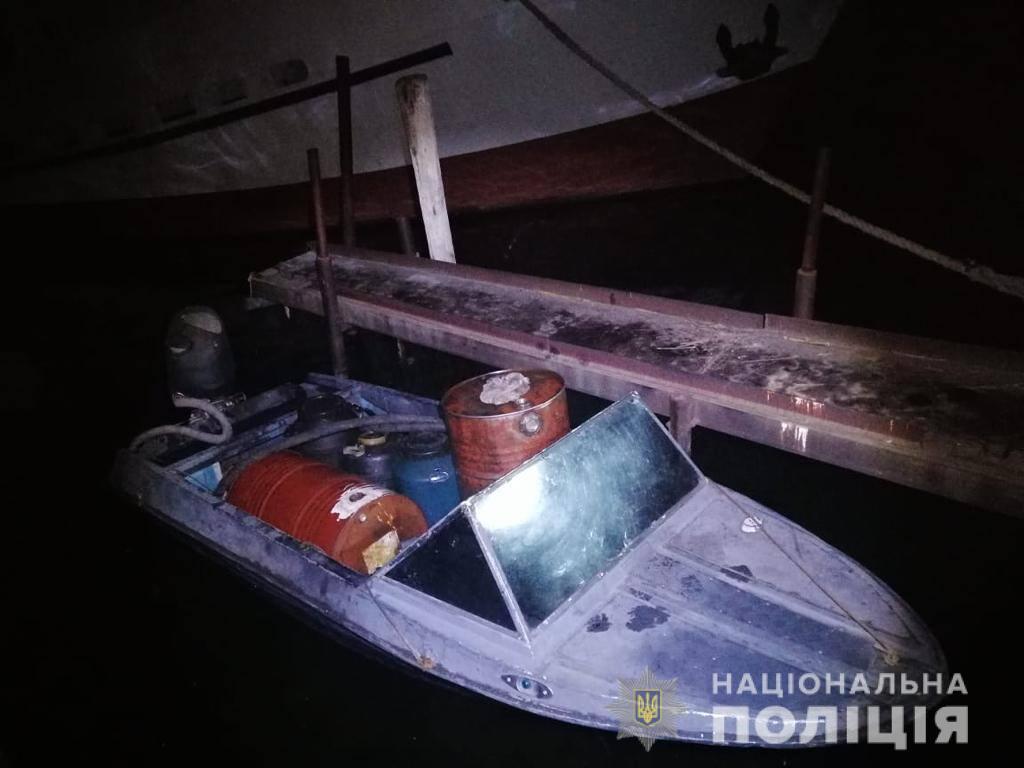 Водні поліцейські Херсонщини затримали крадія пального з кораблів