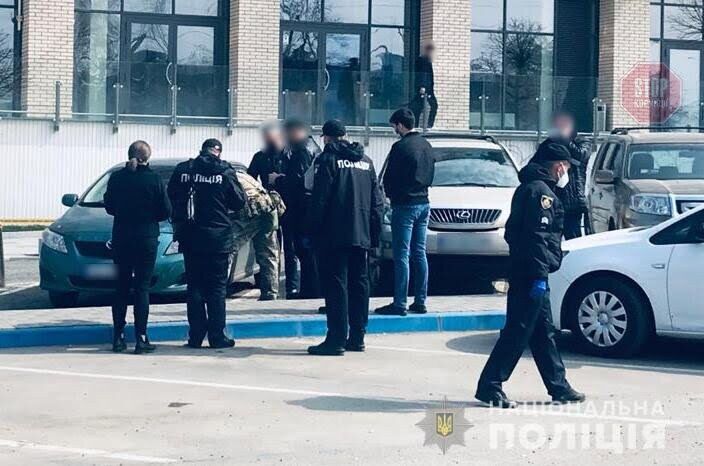 У Чернівцях посеред вулиці застрелили чоловіка (фото, відео)