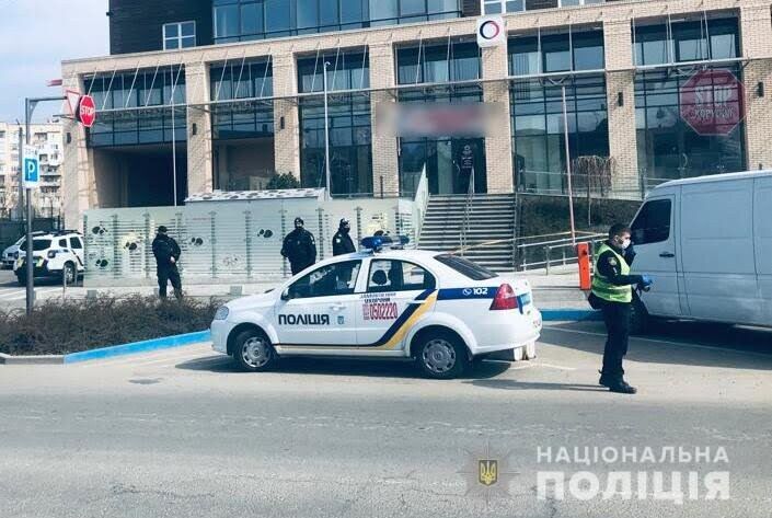 У Чернівцях посеред вулиці застрелили чоловіка (фото, відео)