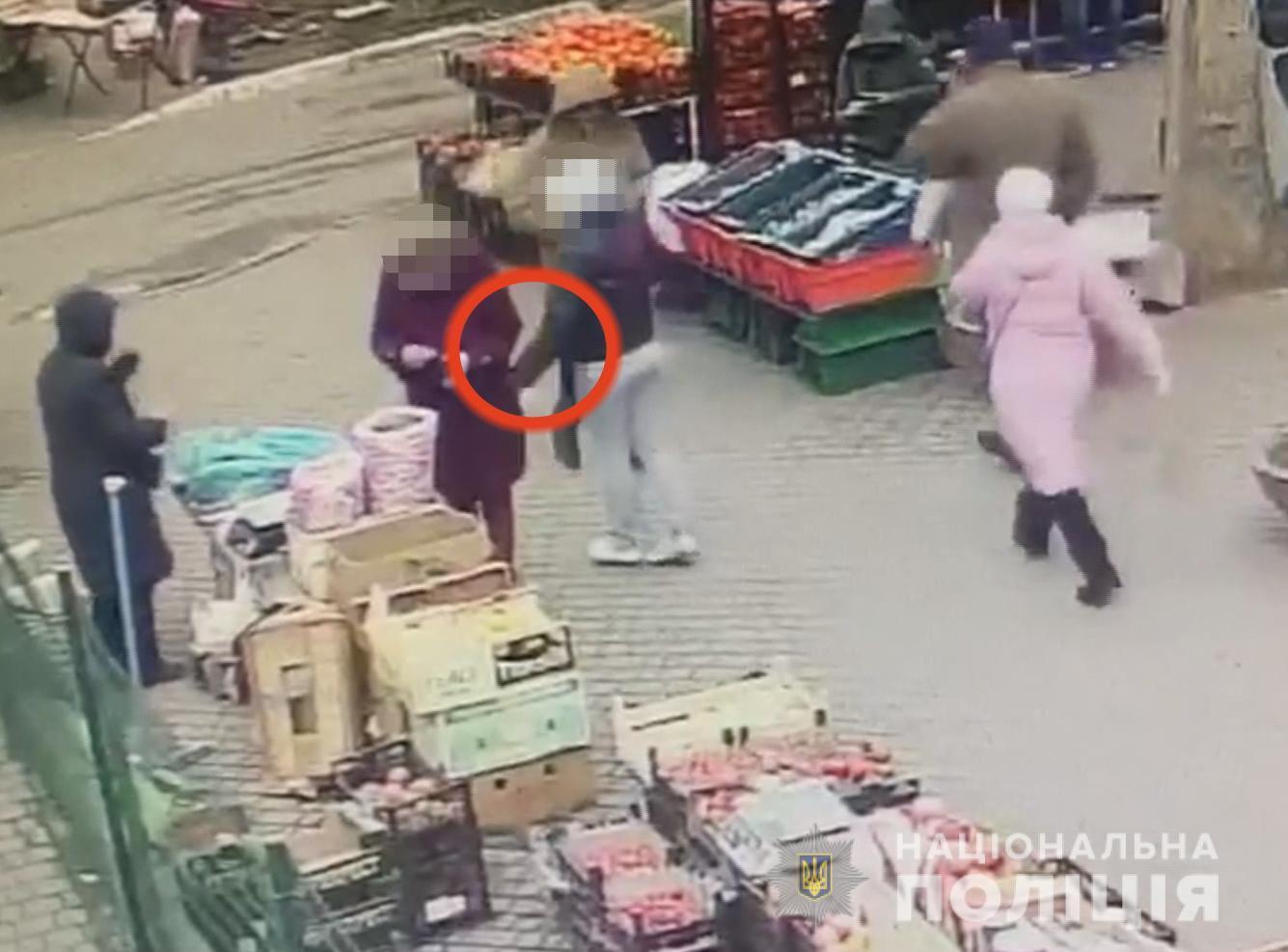 У Суворовському районі Одеси правоохоронці оперативно викрили жінку, причетну до кишенькових крадіжок на місцевому ринку