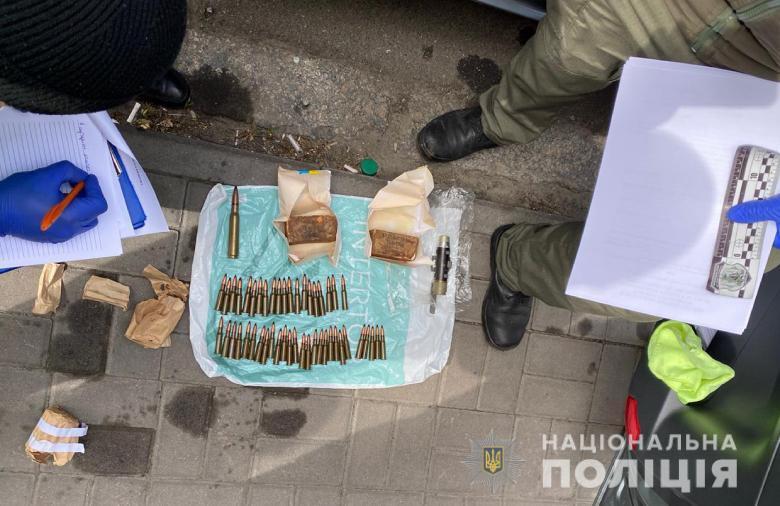Київські правоохоронці викрили канал збуту зброї та засобів ураження із зони проведення ООС