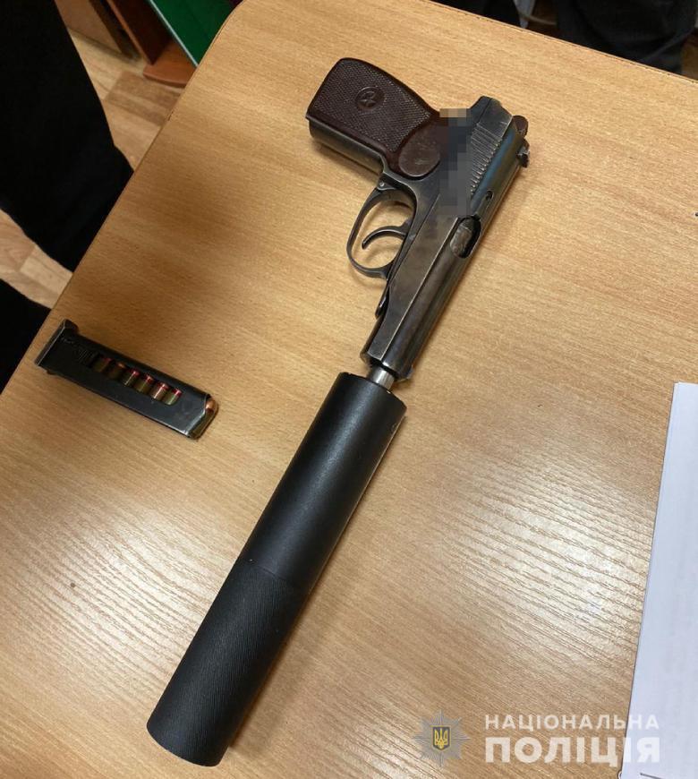 Київські правоохоронці викрили канал збуту зброї та засобів ураження із зони проведення ООС