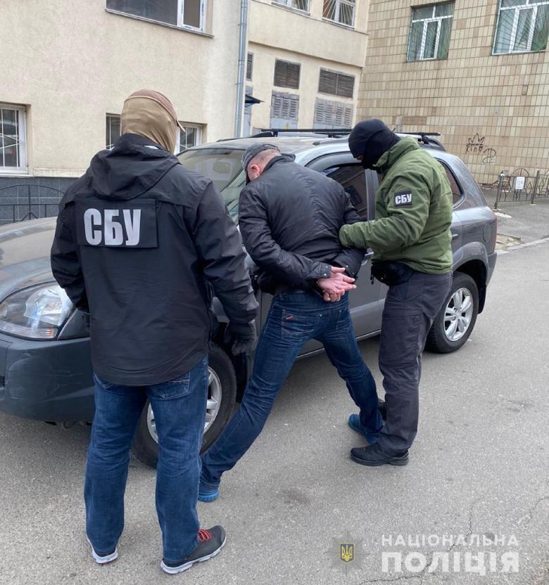 Київські правоохоронці викрили канал збуту зброї та засобів ураження із зони проведення ООС