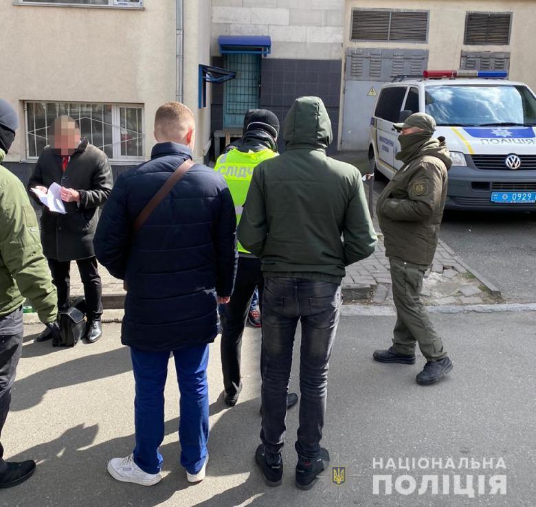 Київські правоохоронці викрили канал збуту зброї та засобів ураження із зони проведення ООС
